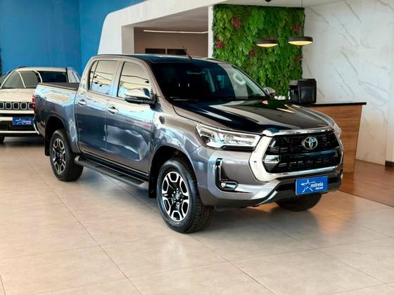 TOYOTA HILUX 2.8 D-4D TURBO DIESEL CD SRX 4X4 AUTOMÁTICO TOYOTA HILUX 2.8 D-4D TURBO DIESEL CD SRX 4X4 AUTOMÁTICO